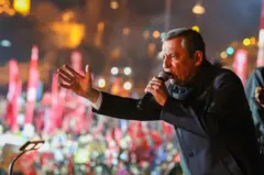 Özgür Özel Saraçhane'de otobüsün üzerinde konuşuyor.