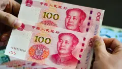 တရုတ်ယွမ်ငွေ ၁၀၀တန် ငွေစက္ကူနှစ်ရွက်ကို လက်နှစ်ဘက်နဲ့ ကိုင်ထားတဲ့ မြင်ကွင်း (ပုံဟောင်း)