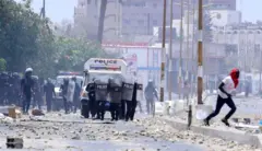Des étudiants affrontent la police sénégalaise lors d'une manifestation devant les portes de l'université Cheikh Anta Diop de Dakar, en mai 2018 à Dakar. De nouveaux affrontements entre étudiants et forces de l'ordre ont éclaté à la suite de la colère des étudiants en Master 1 qui réclament des arriérés de bourses.