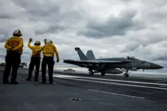 Un avión F18 a punto de despejar del portaaviones Ford.