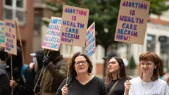 نشطاء حقوق الإجهاض خارج مركز إيمانويل حيث تجمع المتظاهرون المؤيدون للحياة في 7 سبتمبر/أيلول 2024 في لندن، إنجلترا.