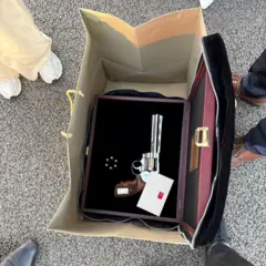 Revólver regalado por Erdogan en su caja y bolsa.