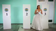 Жінка у весільній сукні на виборчій дільниці