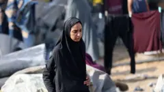 Mujer desplazada en Ciudad de Gaza