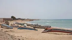 ባሕር ዳርቻ ላይ የተጣሉ ጀልባዎች 