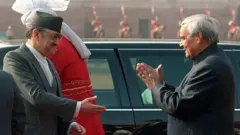 दिल्लीमा भारतका प्रधानमन्त्री अटल बिहारी वाजपेयी नेपालका राजा वीरेन्द्रलाई नमस्कार गर्दै