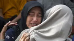 Keluarga santri menangis saat operasi pencarian korban berlangsung di Ponpes Al Khoziny, Sidoarjo, Selasa (30/09).