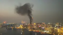 "هذه ليست دبي التي نعرفها" خوف وعدم تصديق جراء هجمات إيران على قبلة السياحة الفاخرة في الشرق الأوسط سحابة دخان كبيرة تتصاعد في سماء دبي بالقرب من شاطيء الخليج