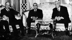 رئيس سوريا أمين الحافظ الأول من اليمين مع رئيس حكومته ووزير الداخلية