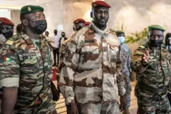 Le colonel Mamady Doumbouya (C) entouré de ses hommes.