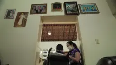 Mãe com máscara cuida de filho na cadeira de rodas