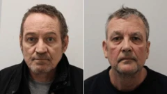 Duas fotos de fichamento policial lado a lado. À esquerda, um homem de cerca de 50 anos, com entradas, barba por fazer e jaqueta escura, encara a câmera. À direita, um homem mais velho, de cabelo curto e grisalho, usando uma camiseta escura, olha para a frente