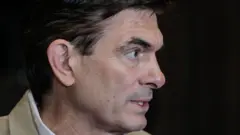 Rodrigo Paz de perfil.