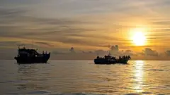 ইন্দোনেশিয়ার আচেহ উপকূলের কাছে রোহিঙ্গাদের বহনকারী নৌকার ফাইল ছবি