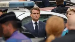 Fransa Cumhurbaşkanı Emmanuel Macron saldırı sonrası, Arras’taki okula geldi