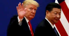 Imagem de Donald Trump e Xi Jinping com Trump acenando