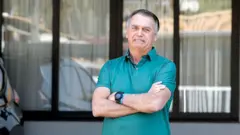 O ex-presidente brasileiro Jair Bolsonaro gesticula na garagem de sua residência em Brasília, em 11 de setembro de 2025