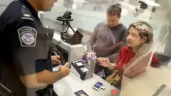 Una pareja ante un oficial migratorio de EE.UU.
