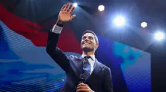 راب یتن در حال دست تکان دادن برای هواداران خود است