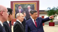 Путин и Си на фоне портрета Путина и Си.