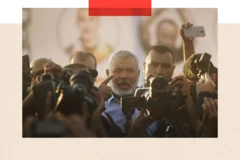 Exlíder de Hamás Ismail Haniyeh frente a periodistas con cámaras.