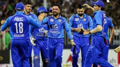 راشد خان، نبي او ګڼ نور لوبغاړي د مقابلې لوبډلې د یوه توپ‌وهونکي له سوځولو وروسته خوښي نمانځي.