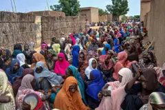Una fotografía fechada el 11 de agosto de 2025, que muestra a residentes de El Fasher, la capital del estado de Darfur del Norte, recibiendo comidas gratuitas.