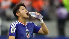 美國德州阿靈頓達拉斯大球場FIFA世界盃F組荷蘭對日本賽事上，日本後衛渡邊剛趁補水暫停喝水（14/6/2026）