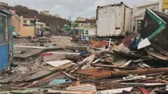 Debris of houses on Union island afta Hurricane Beryl scata di area