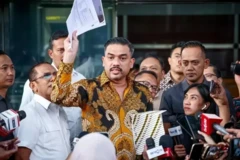 Menteri UMKM Maman Abdurrahman menunjukkan surat yang dipersoalkan kepada wartawan