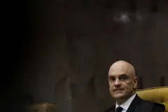 Moraes sentado no STF, fazendo expressão séria