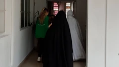 Autoridades colombianas acompañan a dos mujeres vestidas con la indumentaria austera y larga habitual de Lev Tahor.