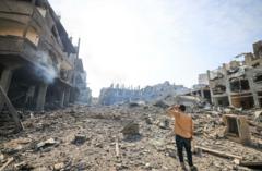 أحد سكان غزة ينظر إلى الدمار الذي لحق بمنطقة جباليا شمال القطاع في أكتوبر 2023