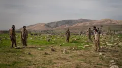 Combatentes curdos iranianos do Partido Democrata do Curdistão do Irã (KDPI), grupo de oposição, no norte do Iraque