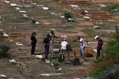 Trabalhadores abrem algumas das valas para enterrar os corpos que foram levados nos últimos dias ao cemitério La Esperanza.