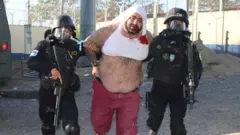 El líder de Barrio 18, Aldo Dupie alias "El Lobo", capturado tras presuntamente dirigir el motín desde la prisión de máxima seguridad en la que está recluido.