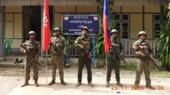 အမ်းမြို့ရဲတပ်ဖွဲ့ရုံးကို သိမ်းပိုက်ထားတဲ့ အေအေတပ်ဖွဲ့ဝင်များ