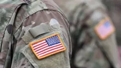 Uma bandeira dos EUA em um uniforme militar americano.