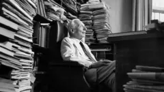 Joseph Rotblat embetano passo a passobiblioteca