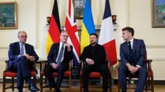 बायाँबाट क्रमश: जर्मन चान्सलर मर्ज, यूकेका प्रधानमन्त्री स्टार्मर, युक्रेनका राष्ट्रपति जेलेन्स्की र फ्रान्सका राष्ट्रपति माक्रोँ