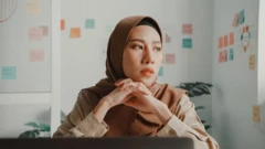 perempuan di kantor