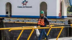 Um trabalhador no Canal do Panamá