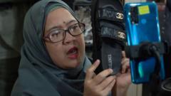 Pedagang di Tanah Abang menjajakan barang dagangannya melalui siaran langsung di media sosial