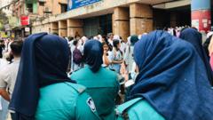 শিক্ষার্থীদের বিক্ষোভকে কেন্দ্র করে বিদ্যালয়ের সামনে পুলিশের অবস্থান