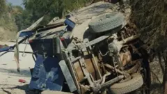 تصویری از یک موتر پولیس که پس از وقوع انفجار در ۱۲ جنوری ۲۰۲۶ در منطقه "تانک" ایالت خیبرپختونخوا، تخریب شده است.