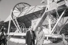 Robert W. Wilson e Arno A. Penzias em frente à antena usada para pesquisas em radioastronomia e comunicações via satélite