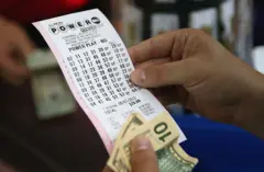 Статистика боюнча, Powerball лотереясын утуп алганга караганда, чагылган тийип калуу ыктымалдуулугу жогору
