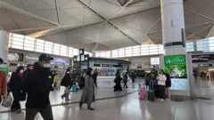 Pessoas caminhando em aeroporto
