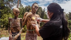 ทุก ๆ 2-3 ปี ชาวตอราจา จะนำศพบรรพบุรุษที่ทำมัมมี่ไว้ มาทำความสะอาด