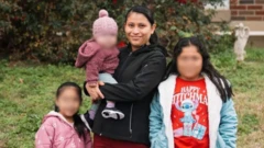 Glendy González de la Cruz com suas três filhas.